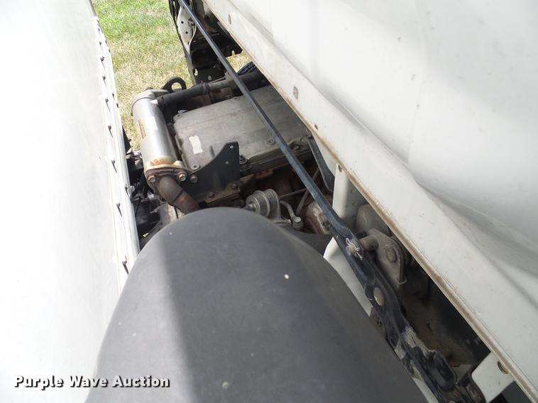 image for item DD8605 2005 GMC W4500 box truck