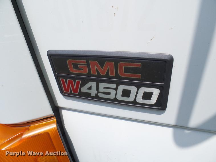 image for item DD8605 2005 GMC W4500 box truck