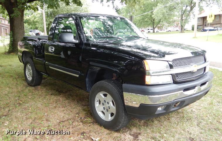 image for item DE1821 2004 Chevrolet Silverado 1500 Z71 pickup truck