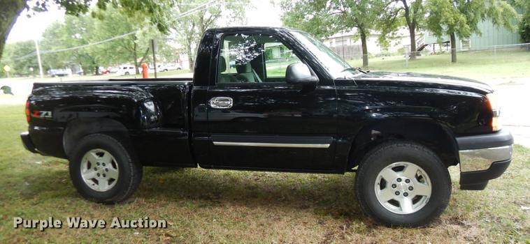 image for item DE1821 2004 Chevrolet Silverado 1500 Z71 pickup truck