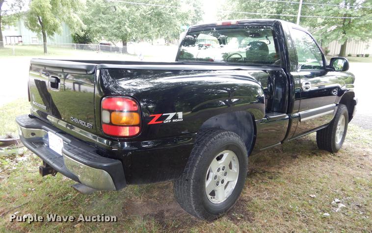 image for item DE1821 2004 Chevrolet Silverado 1500 Z71 pickup truck