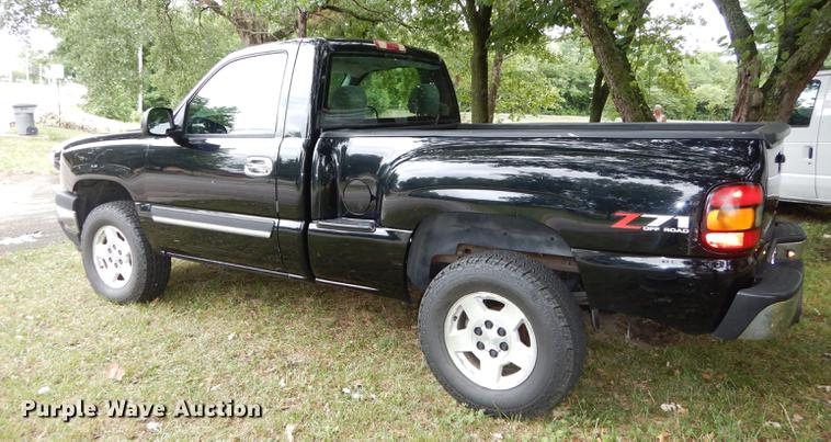 image for item DE1821 2004 Chevrolet Silverado 1500 Z71 pickup truck