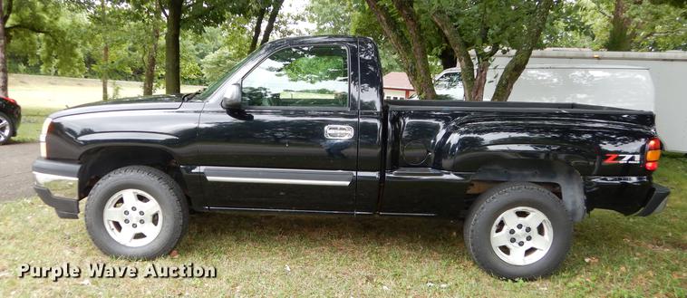 image for item DE1821 2004 Chevrolet Silverado 1500 Z71 pickup truck