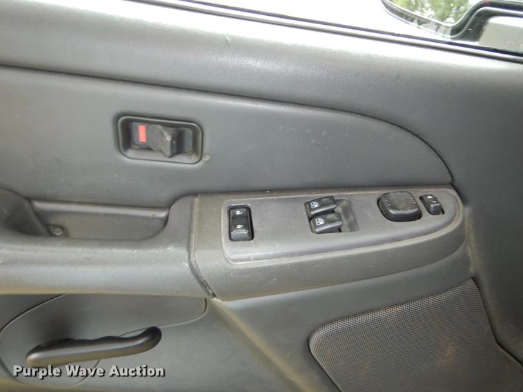 image for item DE1821 2004 Chevrolet Silverado 1500 Z71 pickup truck