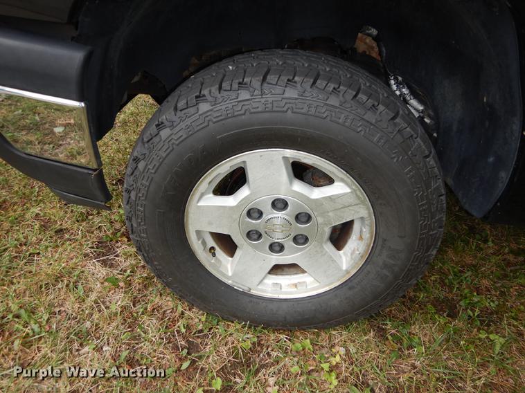 image for item DE1821 2004 Chevrolet Silverado 1500 Z71 pickup truck