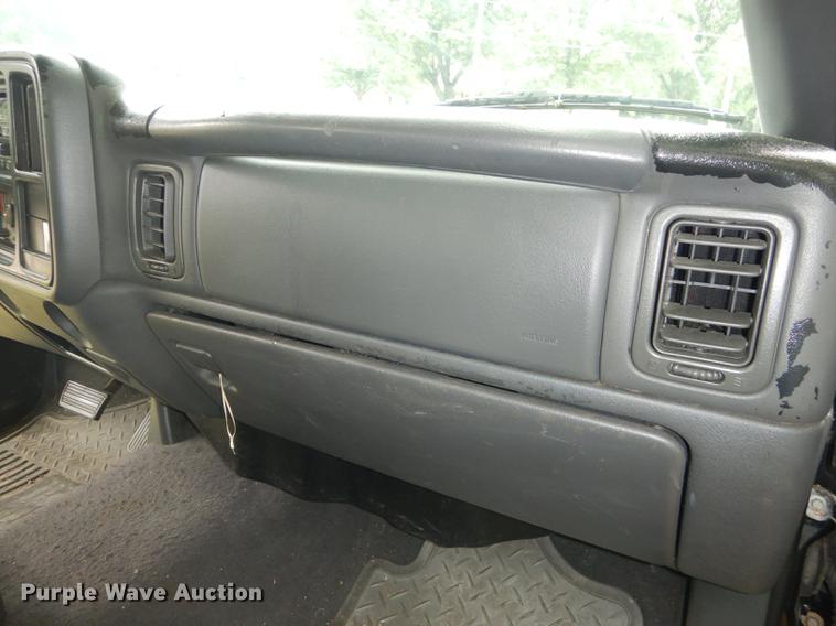 image for item DE1821 2004 Chevrolet Silverado 1500 Z71 pickup truck