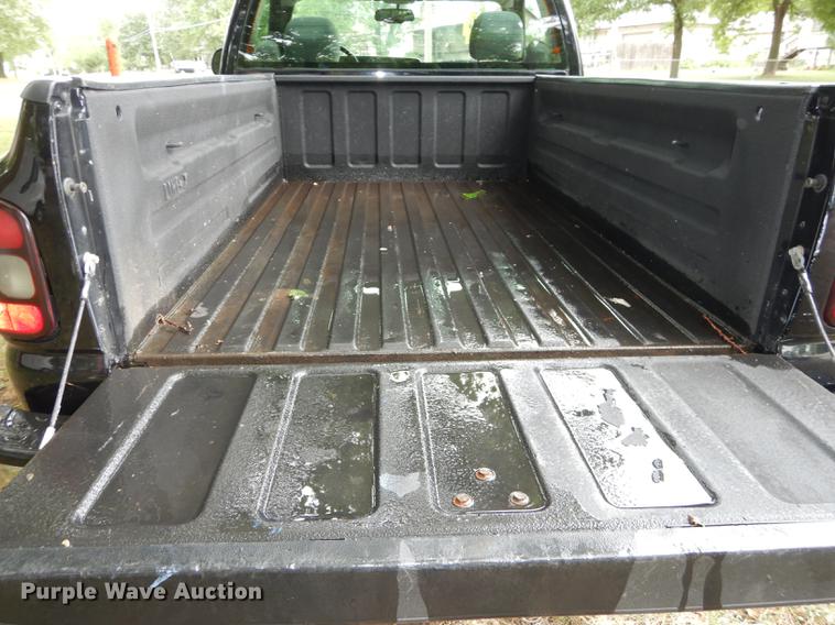 image for item DE1821 2004 Chevrolet Silverado 1500 Z71 pickup truck