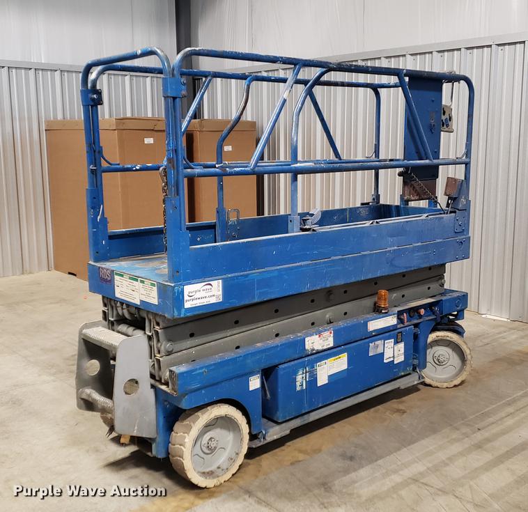 image for item DF3252 2000 Genie GS-2032 scissor lift