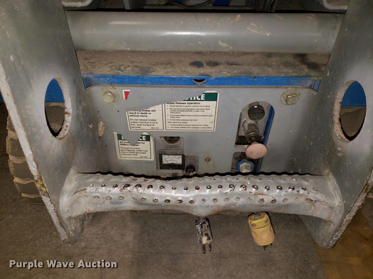 image for item DF3252 2000 Genie GS-2032 scissor lift