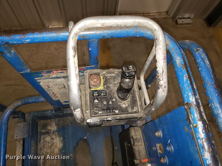 image for item DF3252 2000 Genie GS-2032 scissor lift