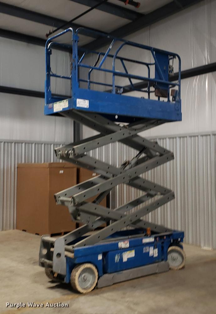 image for item DF3252 2000 Genie GS-2032 scissor lift