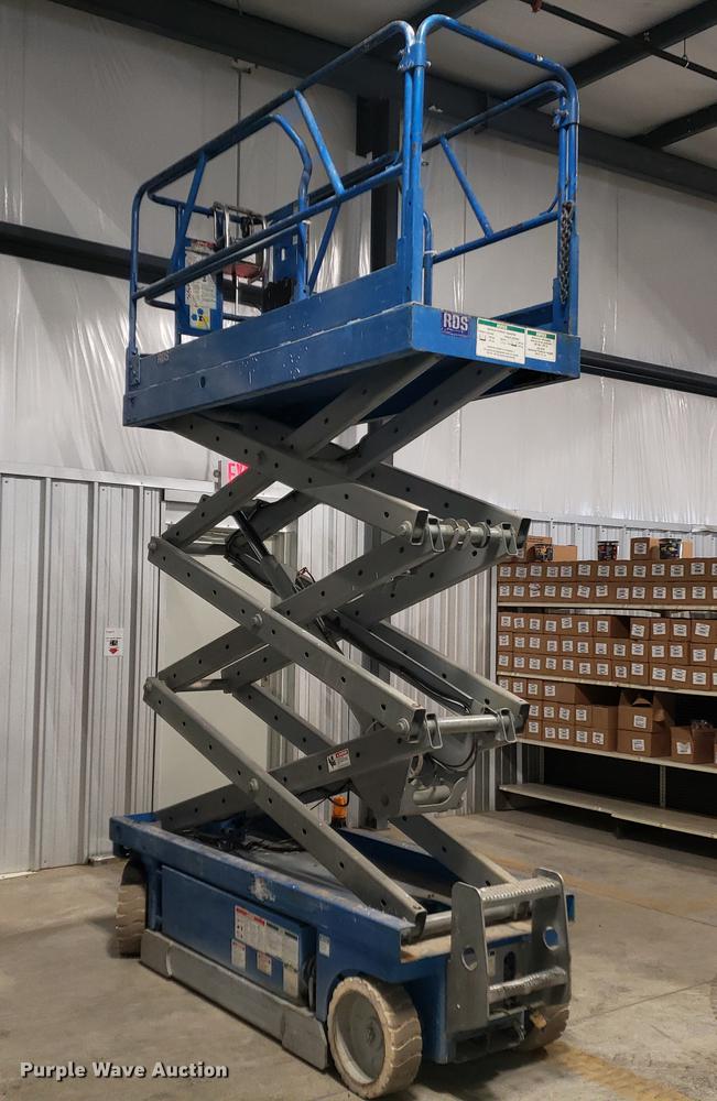image for item DF3252 2000 Genie GS-2032 scissor lift