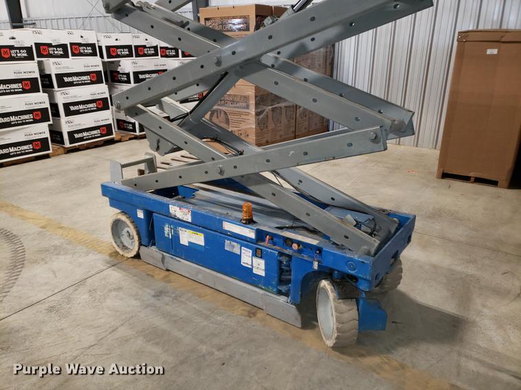 image for item DF3252 2000 Genie GS-2032 scissor lift