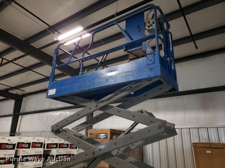 image for item DF3252 2000 Genie GS-2032 scissor lift