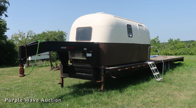 image for item DF3255 2006 Progressive flatbed trailer with office