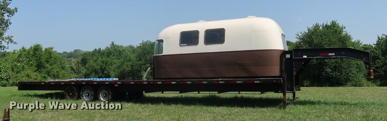 image for item DF3255 2006 Progressive flatbed trailer with office