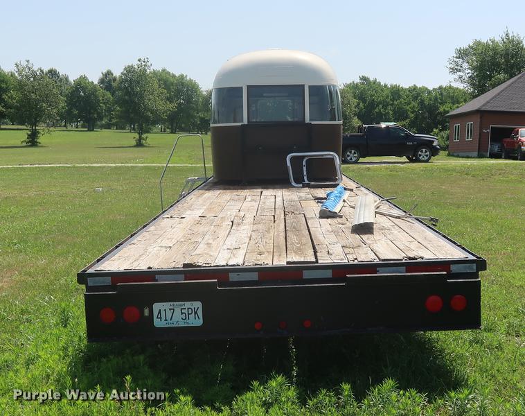 image for item DF3255 2006 Progressive flatbed trailer with office