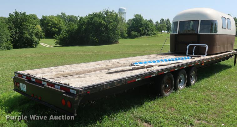 image for item DF3255 2006 Progressive flatbed trailer with office
