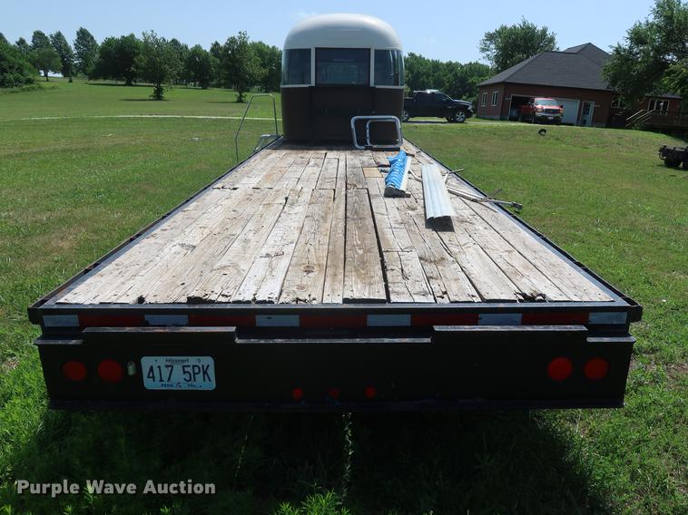 image for item DF3255 2006 Progressive flatbed trailer with office