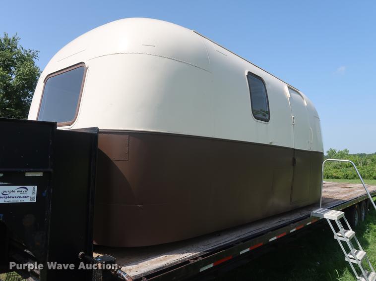 image for item DF3255 2006 Progressive flatbed trailer with office