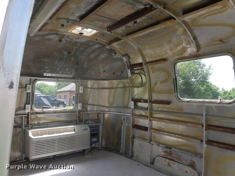 image for item DF3255 2006 Progressive flatbed trailer with office