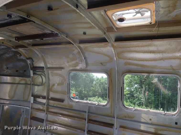 image for item DF3255 2006 Progressive flatbed trailer with office