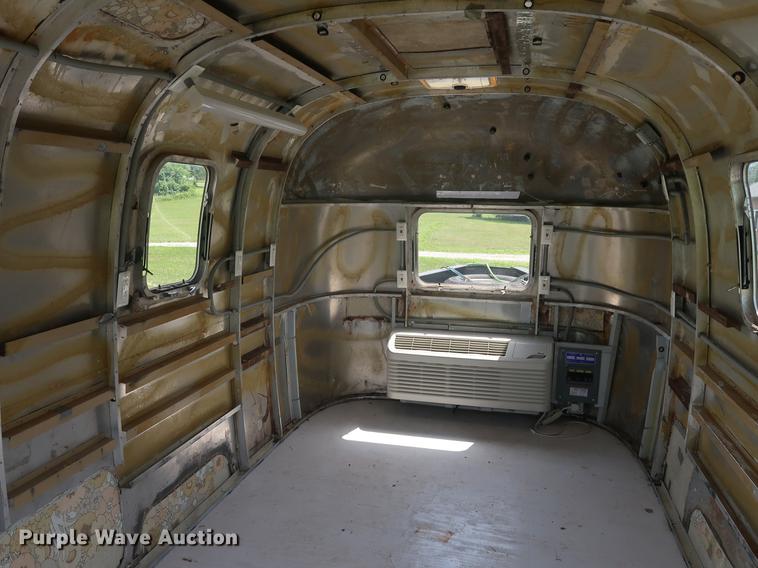 image for item DF3255 2006 Progressive flatbed trailer with office