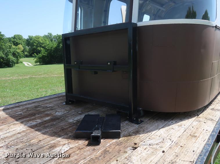 image for item DF3255 2006 Progressive flatbed trailer with office