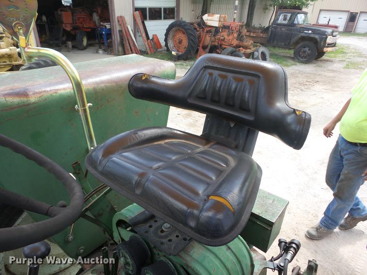 image for item DT9415 Oliver 1800 tractor