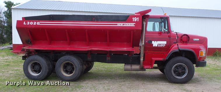 image for item DV9359 1993 Ford L8000 fertilizer truck