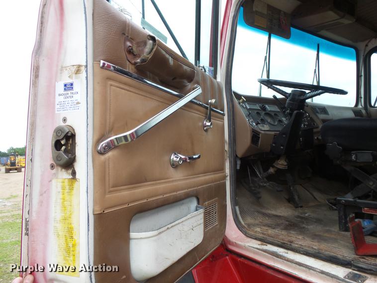 image for item DV9359 1993 Ford L8000 fertilizer truck
