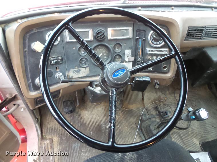 image for item DV9359 1993 Ford L8000 fertilizer truck