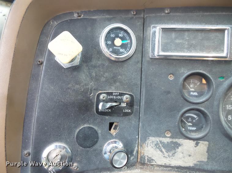 image for item DV9359 1993 Ford L8000 fertilizer truck