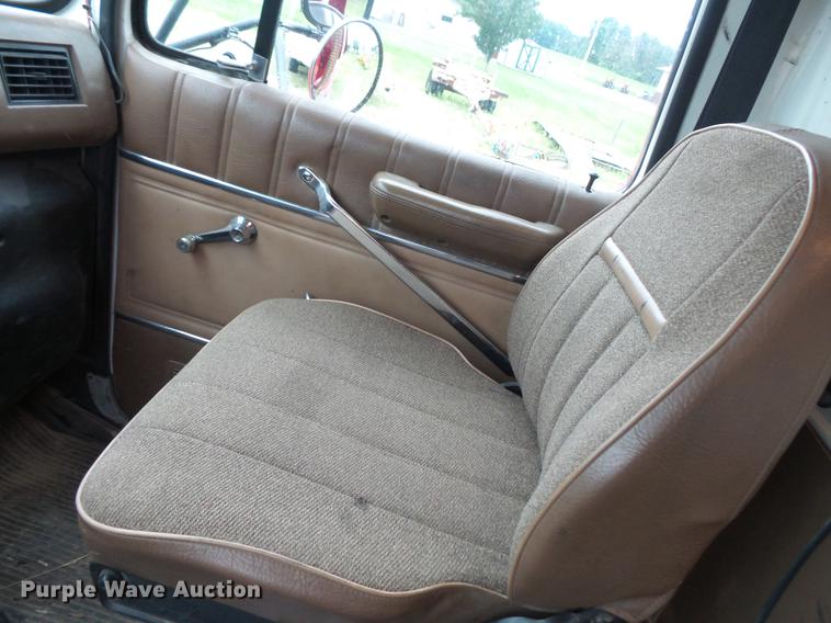 image for item DV9359 1993 Ford L8000 fertilizer truck