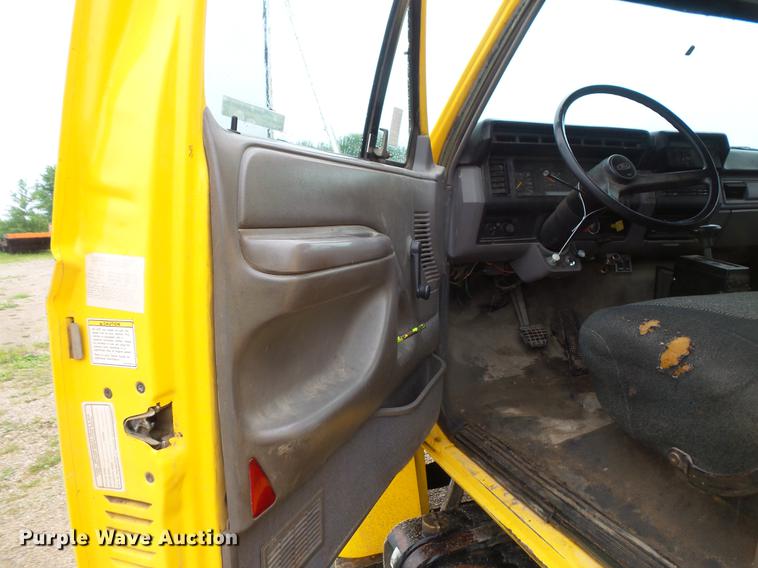 image for item DV9364 1998 Ford F700 Crew Cab utility truck