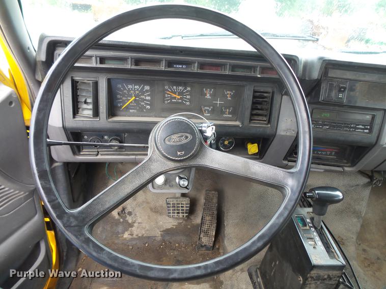 image for item DV9364 1998 Ford F700 Crew Cab utility truck