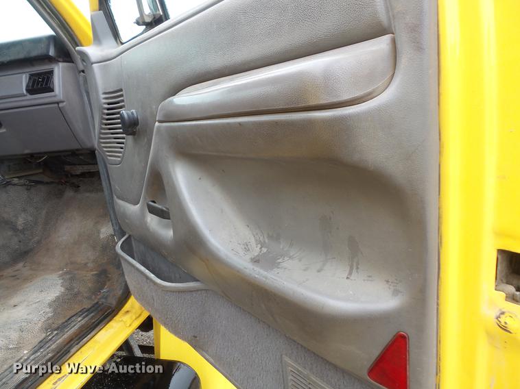 image for item DV9364 1998 Ford F700 Crew Cab utility truck