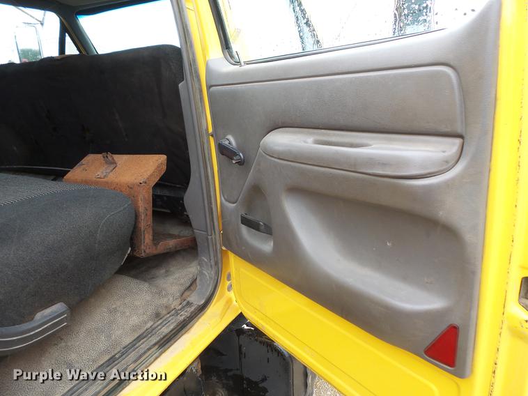 image for item DV9364 1998 Ford F700 Crew Cab utility truck
