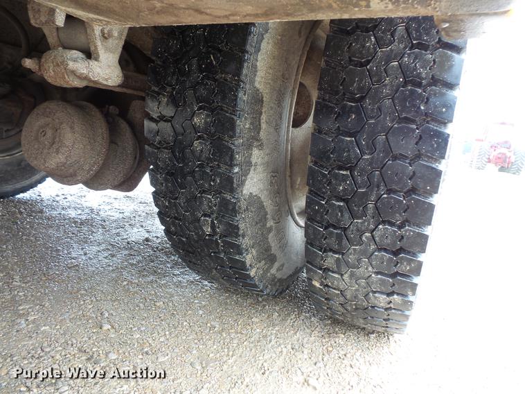 image for item DV9364 1998 Ford F700 Crew Cab utility truck