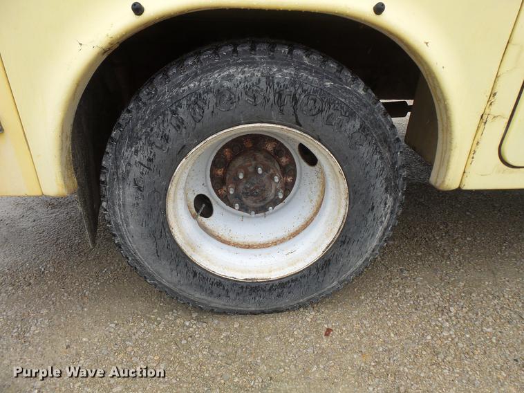 image for item DV9364 1998 Ford F700 Crew Cab utility truck