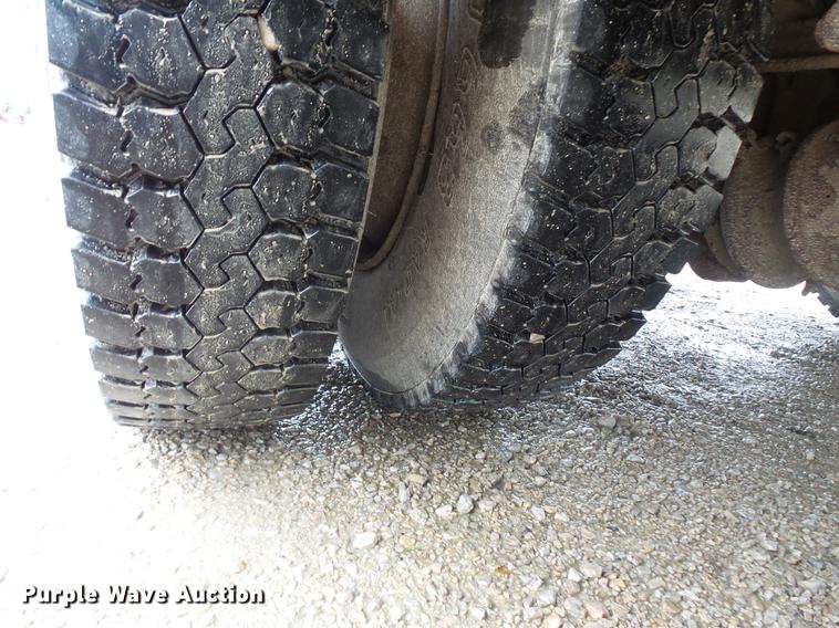 image for item DV9364 1998 Ford F700 Crew Cab utility truck