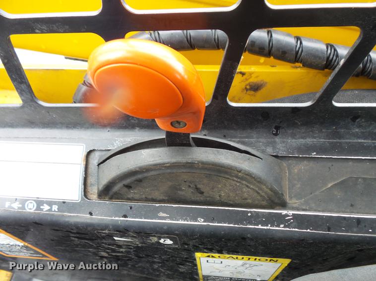 image for item DV9365 2007 John Deere 320 skid steer