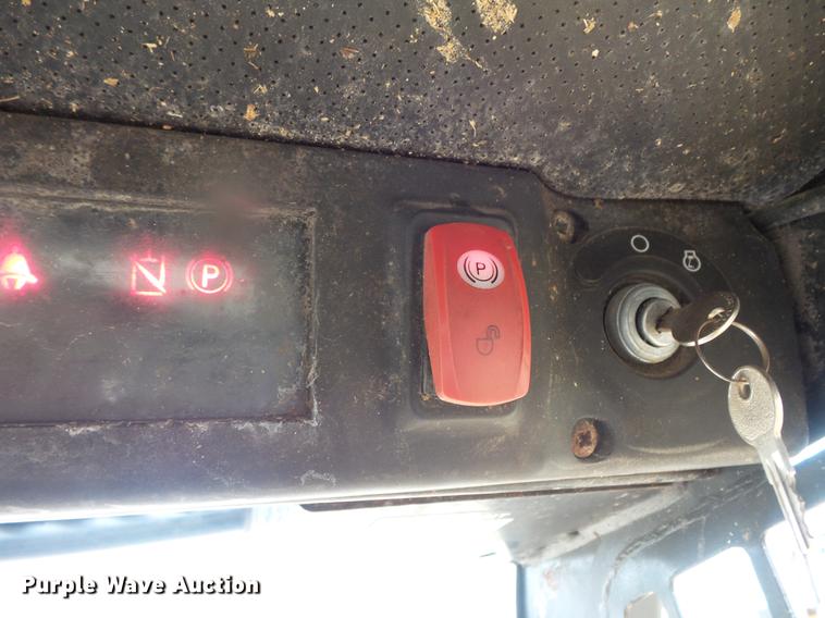 image for item DV9365 2007 John Deere 320 skid steer