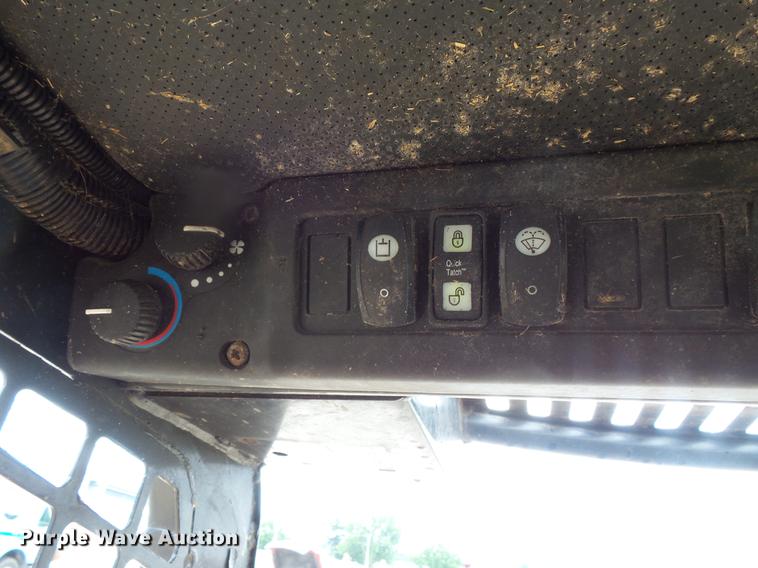 image for item DV9365 2007 John Deere 320 skid steer