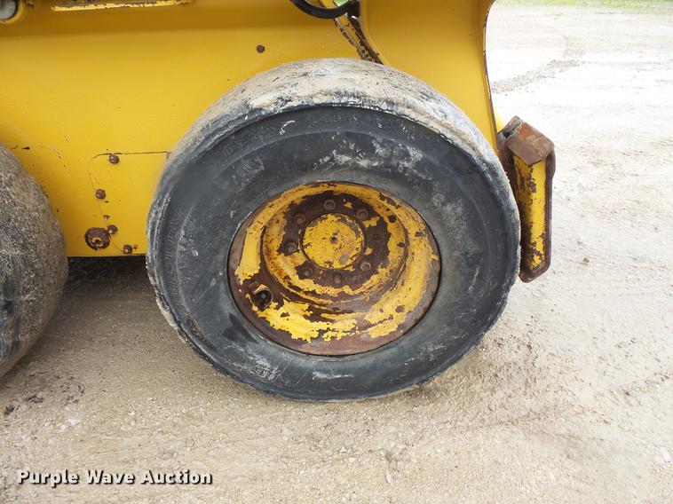 image for item DV9365 2007 John Deere 320 skid steer