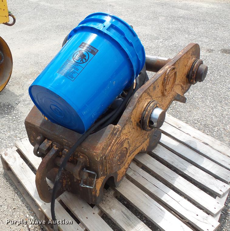 image for item DV9392 Hydraulic quick attach