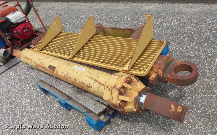 image for item DV9399 Hydraulic cylinder and briddle