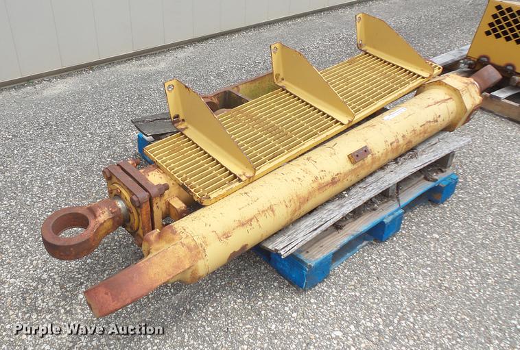 image for item DV9399 Hydraulic cylinder and briddle