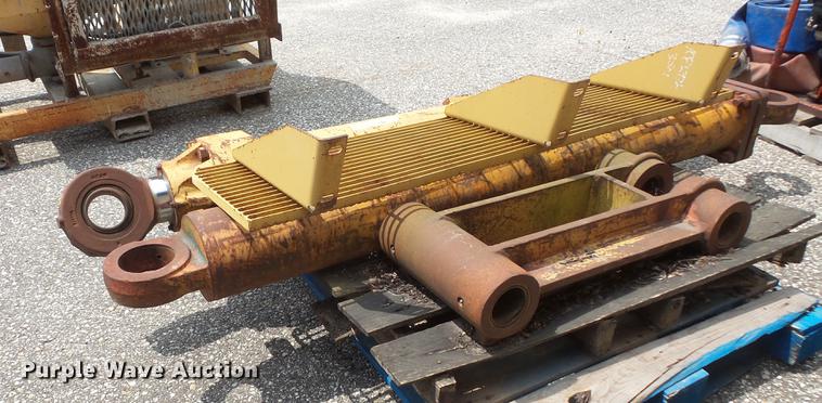 image for item DV9399 Hydraulic cylinder and briddle