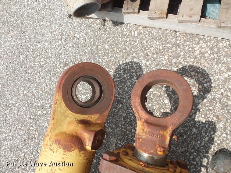 image for item DV9399 Hydraulic cylinder and briddle